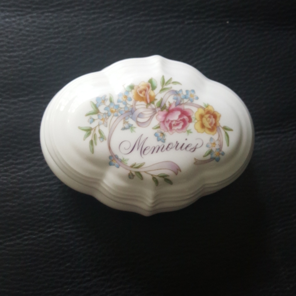 avon 1983 "memories are for sharing" music box